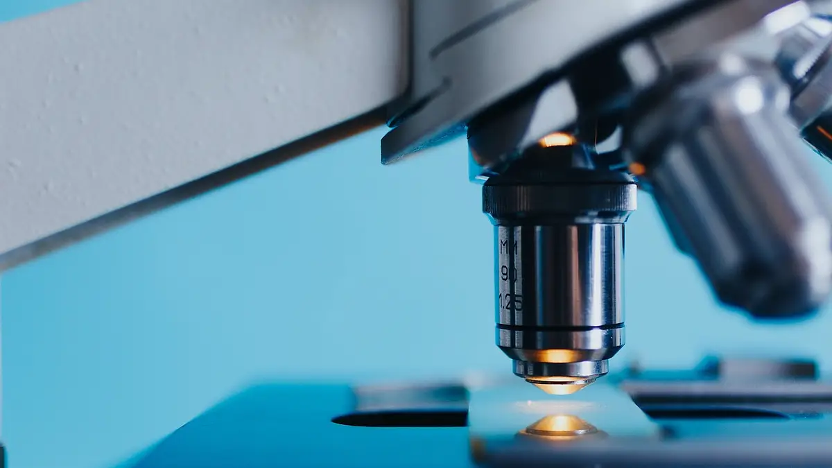 Biotechnologia w biznesie: Inwestycje i korzyści 2025