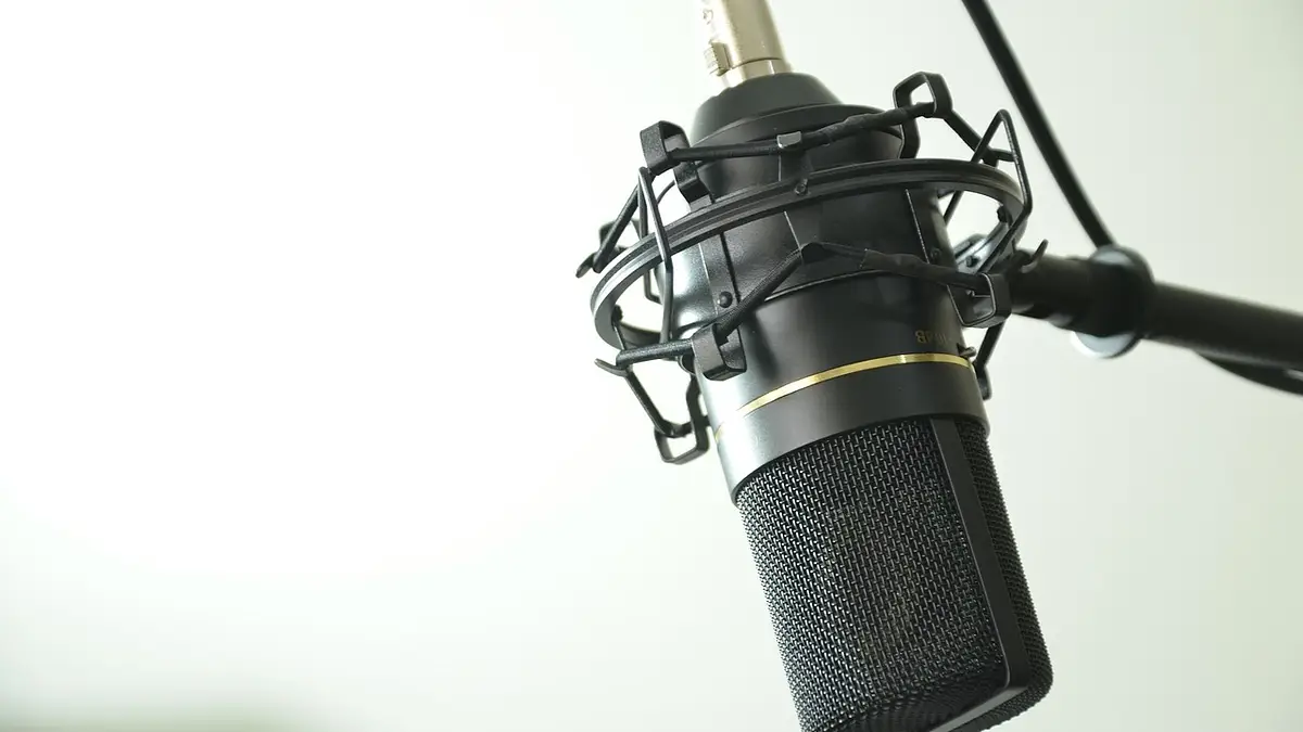 Jak zarabiać na kanale ASMR? Praktyczny przewodnik 2025