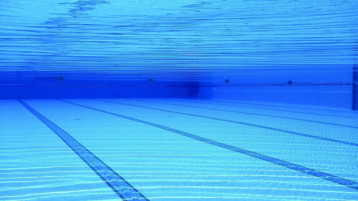 Zarobki ratownika na basenie 2026 – wynagrodzenie i wymagani