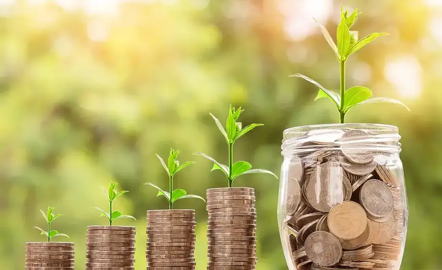 Osoba analizująca dokumenty finansowe i planująca budżet firmy